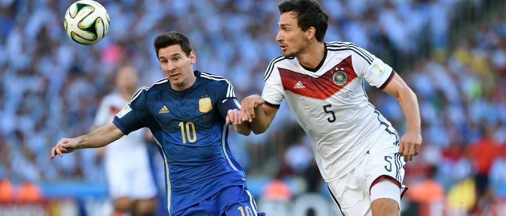 WM-Finale: Argentiniens Lionel Messi (li.) im Duell mit Mats Hummels.