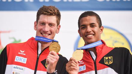 Zeigen, was man hat: Deutschlands Athleten Alexander Nobis und Marvin Faly Dogue (l) posieren mit ihren Goldmedaillen nach dem Gewinn der Teamstaffel. 