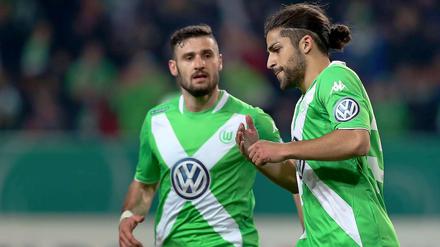 So richtig freuen kann sich Ricardo Rodriguez (r.) nicht, aber letztlich bringt sein Elfmetertor zum 1:0 den VfL Wolfsburg auf die Siegerstraße.