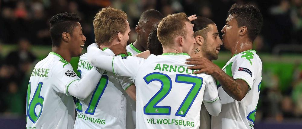 Das teuerste Team aus Niedersachsen obenauf. Wolfsburgs Ricardo Rodriguez (2.v.r.) jubelt nach dem verwandelten Elfmeter zum 1:0 mit seinen Teamkollegen.
