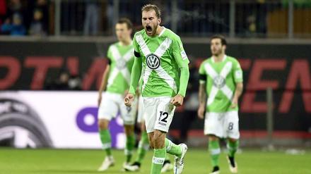 Bereits am Freitag triumphierte der VfL Wolfsburg über den FC Bayern München mit 4:1. Die Bilder zu dem Eröffnungsspiel der Rückrunde und den Gedenkaktionen für den verstorbenen Junior Malanda finden Sie hier.