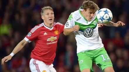 Nationalspieler unter sich. Bastian Schweinsteiger fürchtet sich vor Max Kruses Kopfball.