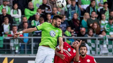 Daniel Caligiuri (l.) zeigt in dieser Szene Sprungvermögen. Seine beiden Mainzer Gegenspieler halten mit Stehvermögen dagegen. 