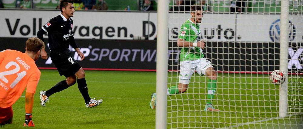 Die Entscheidung: Wolfsburgs Caliguiri (r.) trifft zum 3:0.