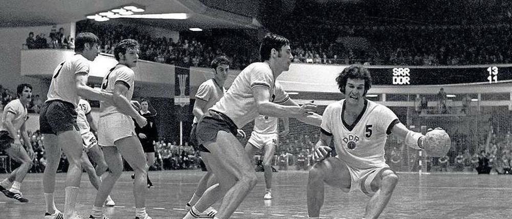 Außergewöhnlicher Linkshänder. Wolfgang Böhme (rechts) gewann mit der DDR bei der WM 1974 Silber. Den größten Triumph seiner Mannschaft, den Olympiasieg 1980, verpasste er gesperrt, weil er den Machthabern nicht sozialistisch genug war. 