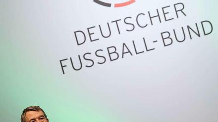 Allein am Pult: DFB-Präsident Wolfgang Niersbach.