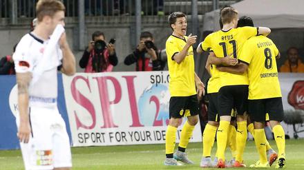 Die BVB-Spieler bejubeln den Treffer zum 1:0 von Jonas Hofmann (2. v. l.).
