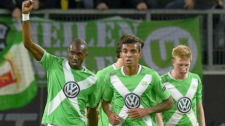 Wolfsburgs Guilavogu (l.) feiert mit Gustavo und De Bruyne den Sieg gegen Krasnodar in der Europa League.