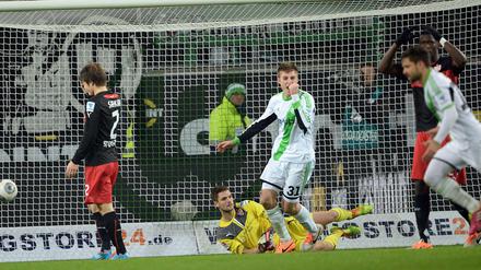 Der Wolfsburger Robin Knoche (m.) jubelt das Tor zum 2:0