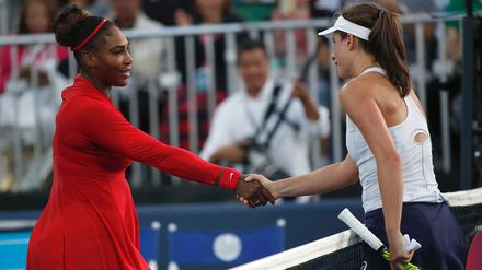 Das war es schon: Serena Williams (l.) gratuliert Johanna Konta zum Sieg. 