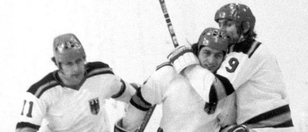 Jubel in Innsbruck. Das deutsche Team um Mannschaftskapitän Lorenz Funk (r.), Ernst Köpf und Walter Köberle sorgte bei Olympia 1976 für eine große Überraschung. 