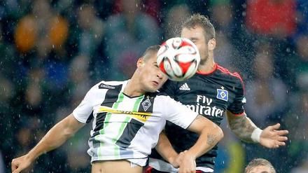Duell im Regen: Borussia Mönchengladbachs Granit Xhakar schiebt sich vor Hamburgs Tolgay Arslan an den Ball.