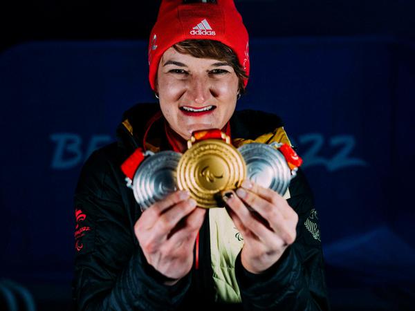 Berühmte Tochter. Die Monoskifahrerin Anna-Lena Forster reiste als die große Medaillenhoffnung des deutschen Teams zu den Paralympics nach Peking. Die bisherige Ausbeute der 26-Jährigen: zweimal Silber und einmal Gold.