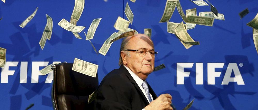 Wer mit Geld um sich schmeißt. Es gibt im Weltfußball genügend Geld. Fragt sich nur, wer davon im System des Präsidenten Joseph Blatter wie viel bekommen hat.