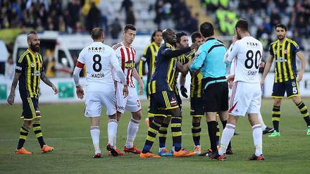 Schiedsrichter Yunus Yildirim stand bei Spiel zwischen Sivasspor und Fenerbahce im Mittelpunkt - auch noch lange nach Ablauf der 90 Minuten.