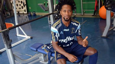 Ohne Fitness kein Fußball. Der frühere Bundesligaprofi sitzt im Kraftraum des brasilianischen Pokalsiegers Palmeiras Sao Paulo. Der 41-jährige Ze Roberto will seine Karriere mit 42 beenden. 