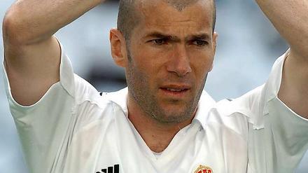 Ihr kennt mich ja schon. Zidane als Spieler im Real-Trikot.