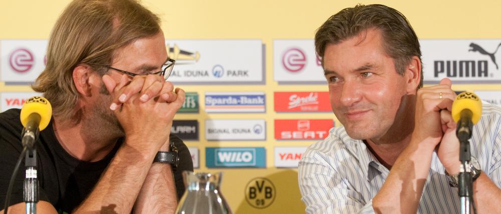 Michael Zorc (r., im Bild mit Trainer Jürgen Klopp) feiert am Samstag seinen 50. Geburtstag. Er ist mit 463 Bundesligaeinsätzen Rekordspieler von Borussia Dortmund und seit 1998 Sportdirektor beim BVB.