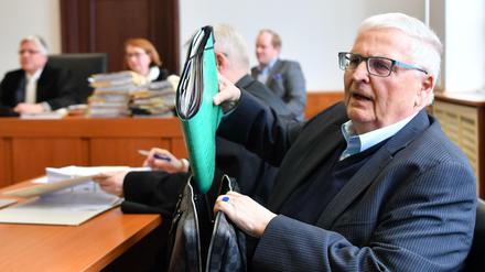 Theo Zwanziger zu Beginn der Gerichtsverhandlung am Landgericht in Frankfurt am Main.