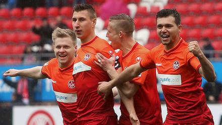 Kaiserslauterns Willi Orban (2.v.l) jubelt nach seinem Treffer zum 1:0 zusammen mit seinen Mitspielern.