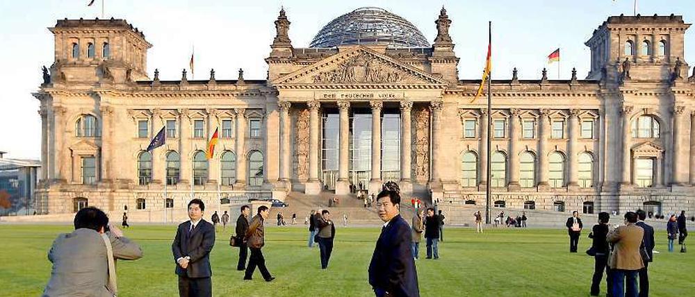 Nicht nur Japaner lächeln vor dem Reichstag fürs Fotoalbum.