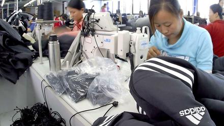 Adidas lässt seine Produkte seit vielen Jahren in China herstellen - hier ein Bild aus dem Jahr 2004.