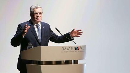 Bundespräsident Joachim Gauck spricht in Berlin bei einem Festakt zum 125-jährigen Bestehen des Arbeitgeberverbands Gesamtmetall.