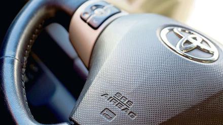 Blick auf das Lenkrad eines Toyota "Yaris" mit einem darunter befindlichen Airbag. Die weltweite Rückrufserie wegen defekter Airbags nimmt kein Ende. Die beiden japanischen Autokonzerne Toyota und Nissan kündigten an, zusammen weitere mehr als sechs Millionen Autos in die Werkstätten zurückzurufen. 