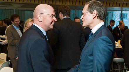 VBKI-Präsident Markus Voigt (links) lässt sich von Berlins Regierendem Michael Müller zum 50. Geburtstag gratulieren.
