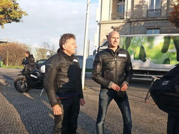 Zwei Schichten unter der Motorradkluft müssen es mindestens sein, weiß Jörn Ehlers (links) vom WWF. Sein Sozius Frank Krippner von Lichtblick sieht weniger verfroren aus. 