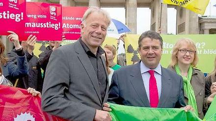 Bis vor kurzem war Gabriel (r.) irgendwie einer von ihnen, der Grünstrom-Lobby verbunden. Einer von Rot-Grün, wie auf diesem Bild aus dem Jahr 2010, zusammen mit dem Grünen Jürgen Trittin.