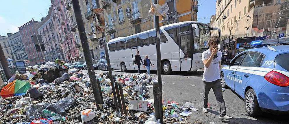 In Neapels Straßen türmt sich gerne mal der Müll. Das ist nicht nur die Folge von Misswirtschaft und Korruption.