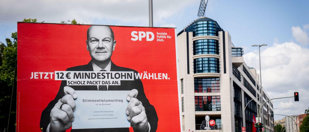 Scholz-Plakat vor SPD-Zentrale: Die Ampel hat versprochen, in einem Schritt auf zwölf Euro Mindestlohn zu gehen.