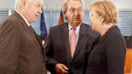 In der Sache einig, in der Umsetzung weit auseinander: DGB-Chef Michael Sommer, der langjährige Arbeitgeberpräsident Dieter Hundt und Bundeskanzlerin Angela Merkel vor zwei Jahren. 