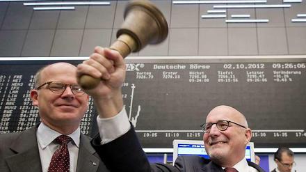 Mit Glocke. Im Oktober 2012 läutete Vorstandschef Herbert Haas zum Talanx-Börsengang. Finanzchef Querner (l.) ist sehr zufrieden mit der Entwicklung des Papiers.