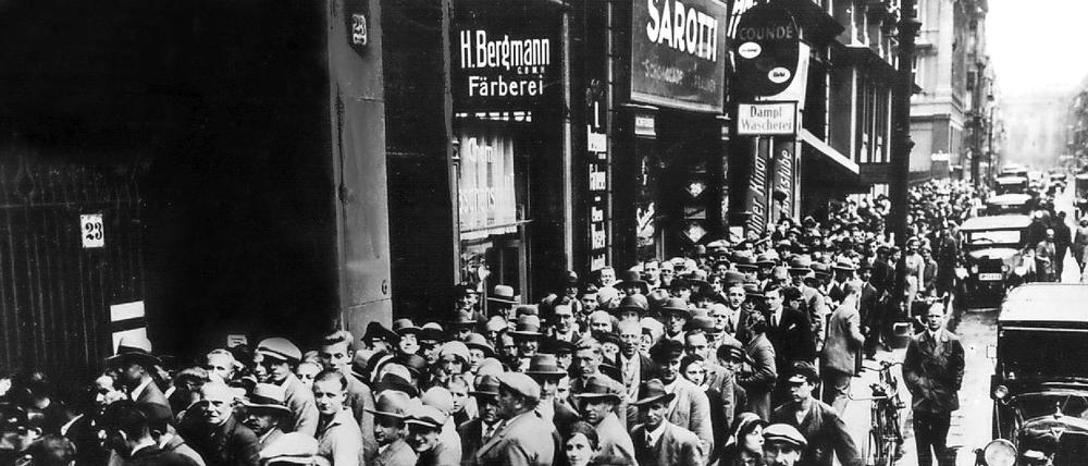 In langer Reihe warten Menschen 1931 vor dem Berliner Postscheckamt. Den Run auf die Banken hat die Politik in Deutschland in der aktuellen Krise verhindert.