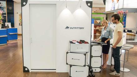 Bitte eintreten. Bis vor kurzem stand der Portotyp des "Männer-Scanners" in einer Filiale der Deutschen Bank in Mitte. Die "Personal Shopping"-Plattform Outfittery steckt hinter dem Projekt.