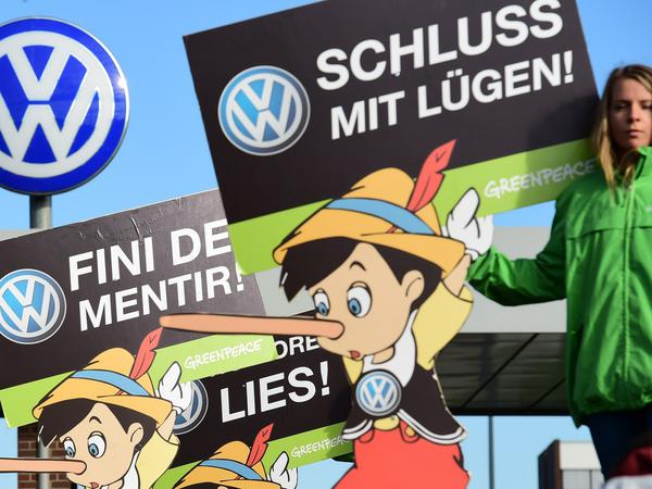 Eine Protestaktion von Greenpeace vor dem VW-Werk in Wolfsburg 