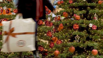 Voll bepackt. Zu Weihnachten wollen die Deutschen fast so viel ausgeben wie im vergangenen Jahr - den Handel freut's.