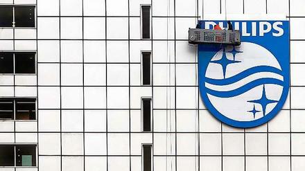 Im November montierten Arbeiter das neue Philips-Logo an der niederländischen Konzernzentrale. 