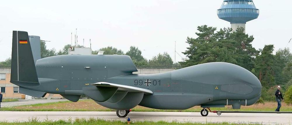 Keine Lizenz zum Fliegen. Die Affäre um die Beschaffung der Drohne "Euro Hawk" brachte auf Wunsch von Ursula von der Leyen die Unternehmensberatung ins Verteidigungsministerium.