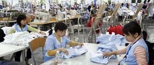 Mitarbeiterinnen bei der Hemdenproduktion in einer Fabrik nahe Hanoi.