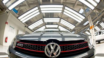 Trotz Absatzschwäche konnte Volkswagen in den ersten sechs Monaten mehr Autos verkaufen als der Marktführer Toyota.