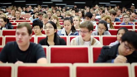 Studenten der Wirtschaftswissenschaften in einer Vorlesung an der Universität Leipzig 