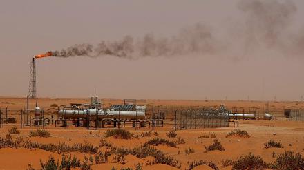 Der dramatische Verfall des Ölpreises - hier ein Foto von Ölförderanlagen im Gebiet Khouris - bewirkte, dass Saudi-Arabien Privatunternehmen für öffentliche Aufträge nicht bezahlen konnte. 