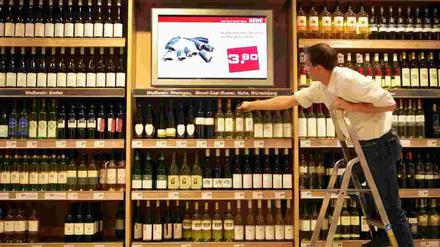 Die Billig-Discounter wollen etwas abhaben vom Image der Supermarktketten und setzen zunehmend auf teurere Weine.