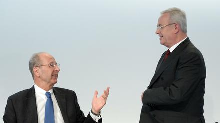 Martin Winterkorn (r), der Vorstandsvorsitzende der Porsche SE bei einer Bilanz-Pressekonferenz mit dem Finanzvorstand Hans Dieter Pötsch. 