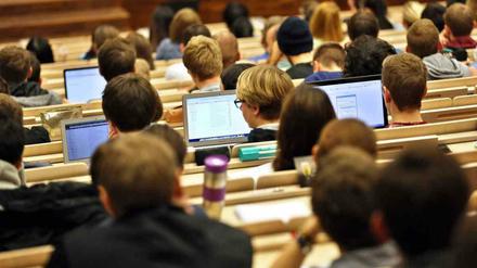 Studenten verfolgen eine Vorlesung. Berlin ist im internationalen Vergleich in Sachen Informatik im Mittelfeld. 