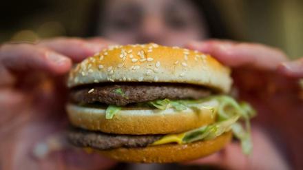Noch gibt es nur klassische Burger bei McDonald's. Doch wenn erst einmal genug Bio-Fleisch-Zulieferer gefunden sind, sollen Bio-Burger langfristig ins Menu integriert werden. 