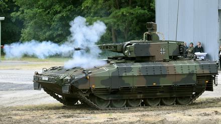 Der neue Bundeswehr-Schützenpanzer "Puma", der unter anderem von Rheinmetall entwickelt und produziert wird, bei einer Schießübung.